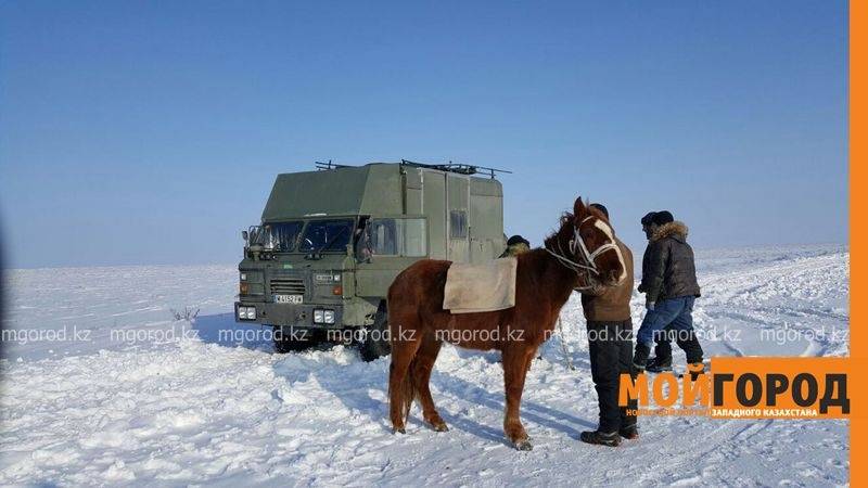 Поломавшуюся машину жители Уральска помогли отбуксировать на СТО и обещают починить