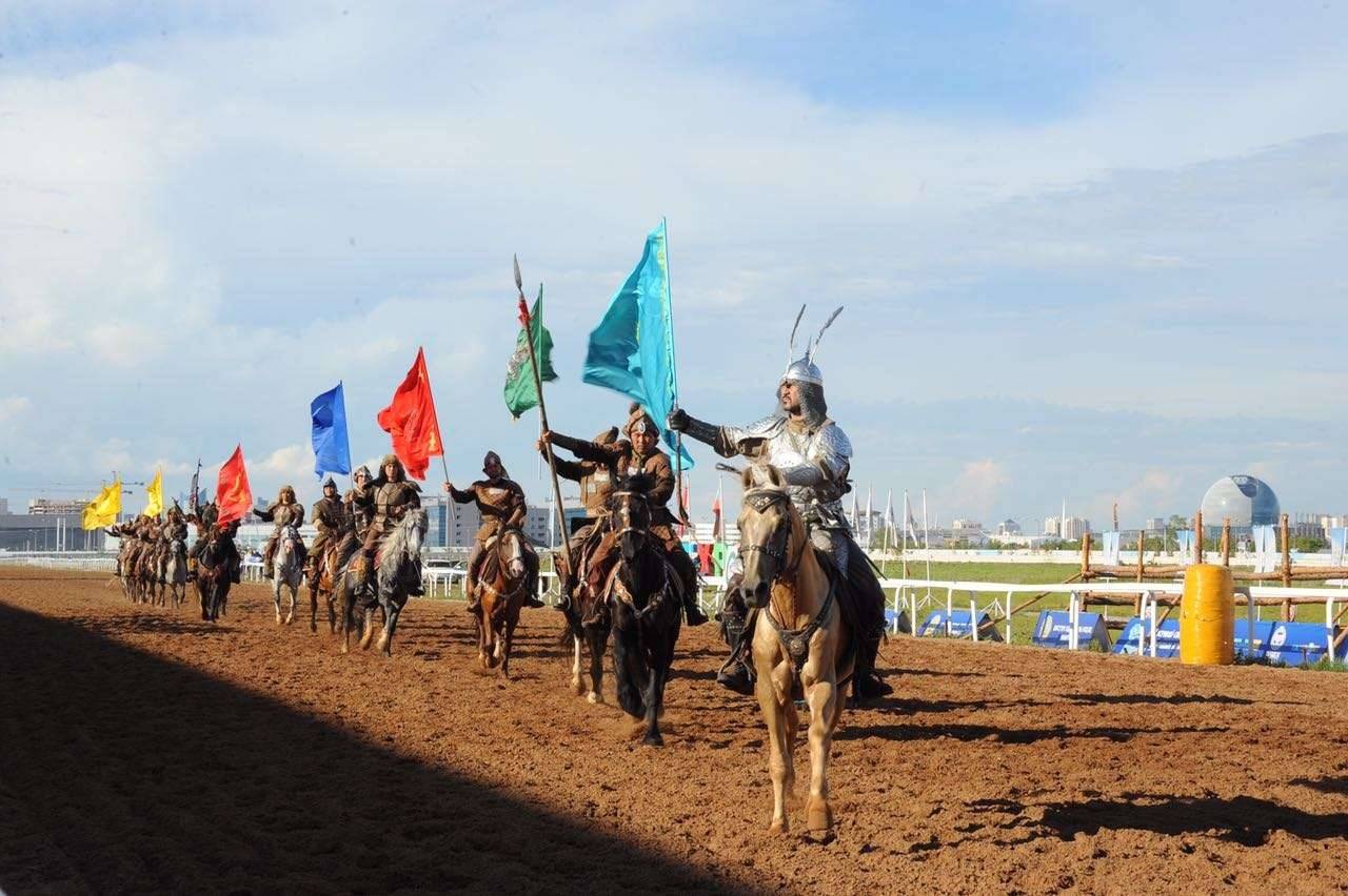 Перед началом скачек на арену вышли беркутчи, аоа