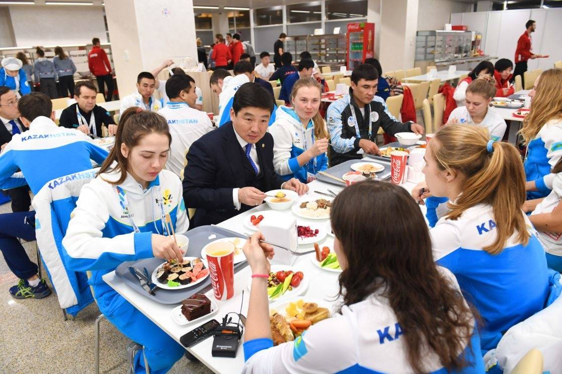 Спортсмены едят роллы с акимом Байбеком в атлетической деревне