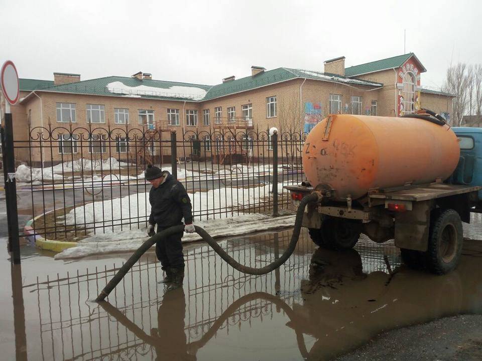 В первую очередь спасают детские сады и больницы