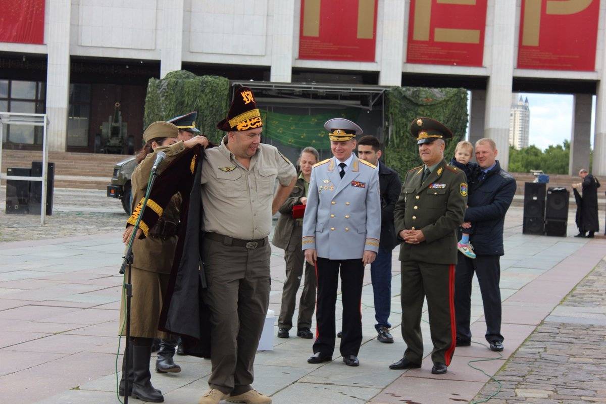 Бронетехника стартовала с площади у Вечного огня на Поклонной горе