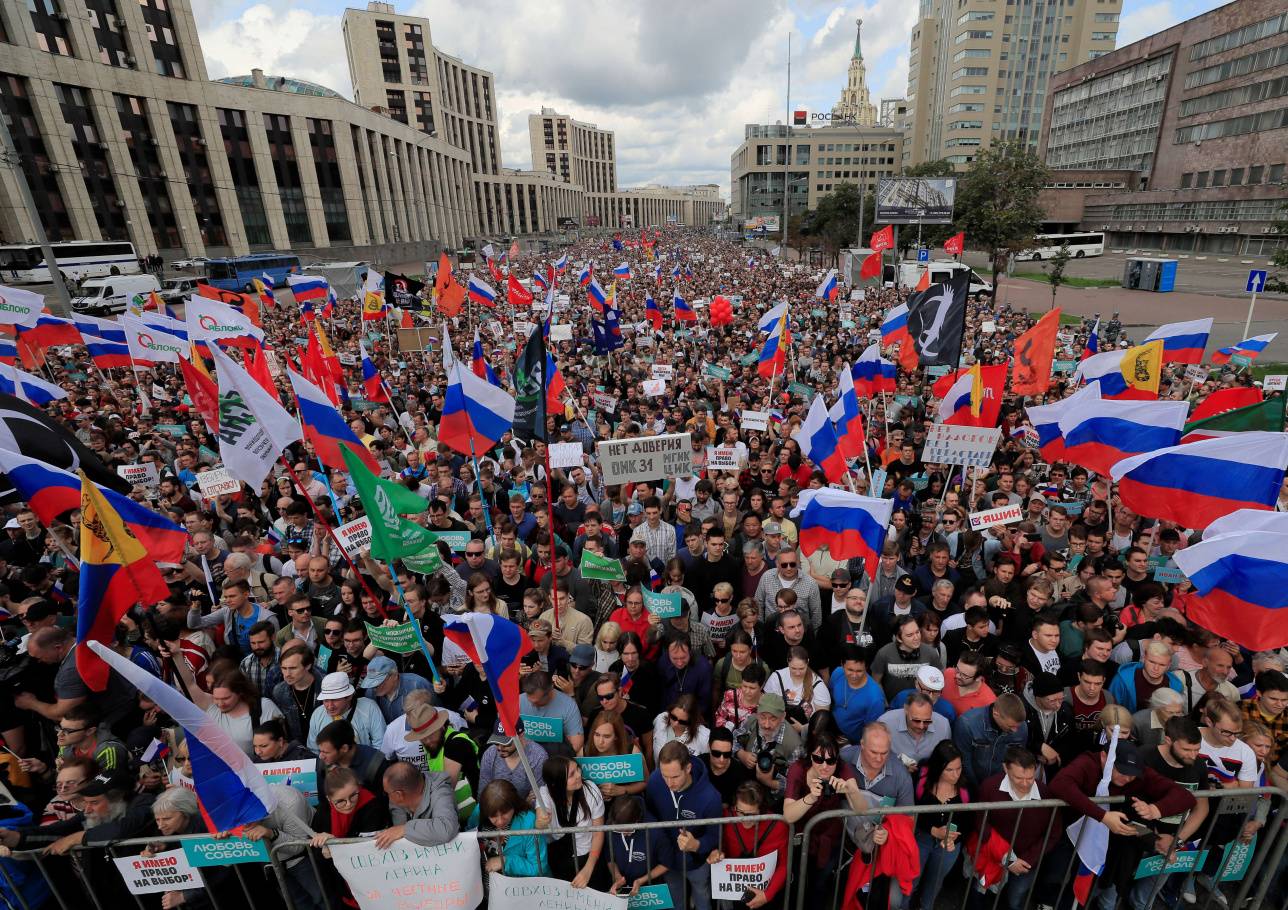 Участники митинга в Москве