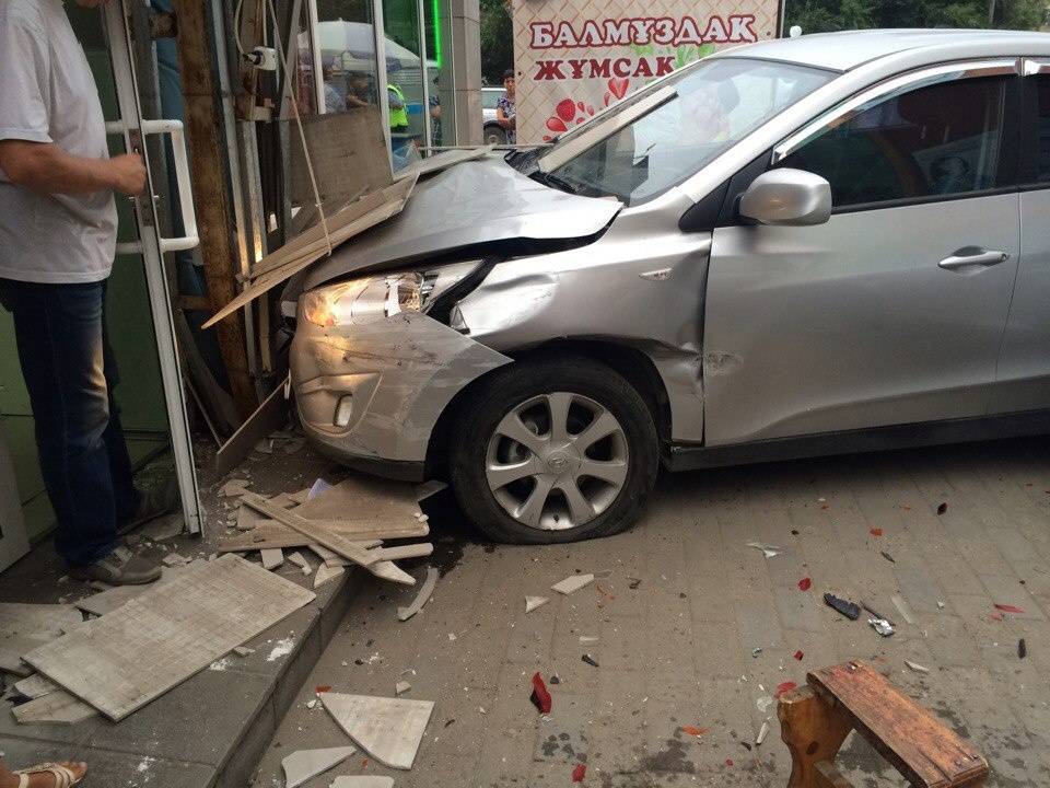 Женщина совершила неудачный манёвр и стала виновницей ДТП