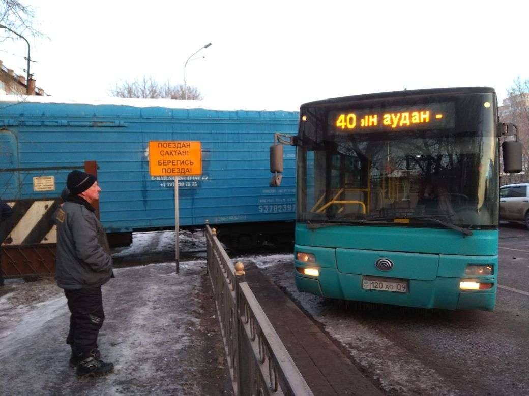 Тепловоз и автобус столкнулись в Караганде