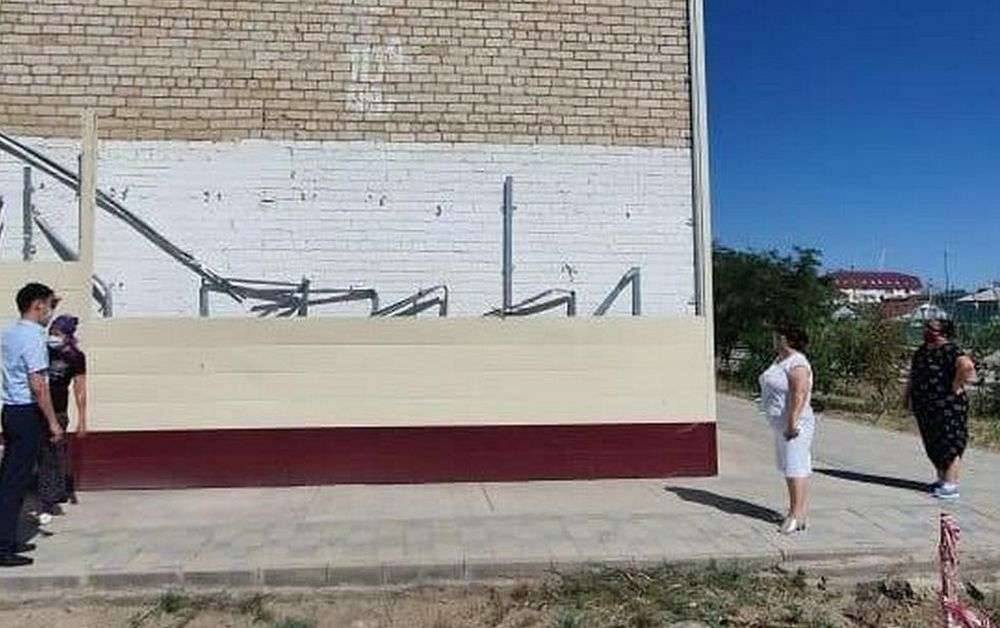 Спустя три года после капремонта обрушилась облицовка здания школы