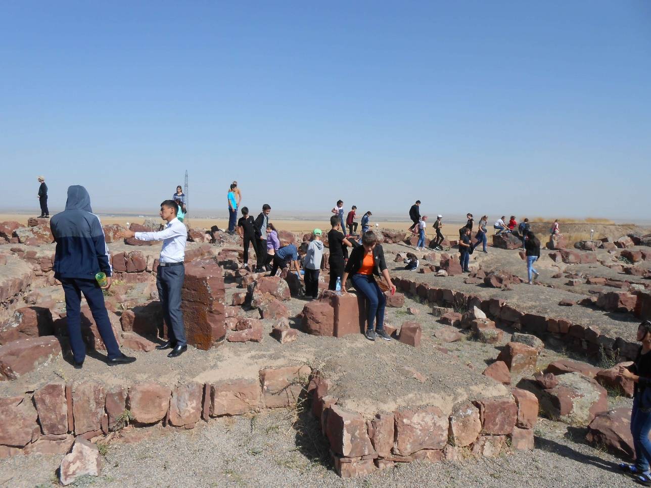 Туристер де әртүрлі болжам айтып, пікір алмасып тұр