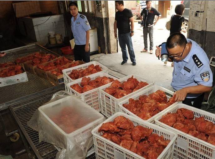 Сақшылар жалған сиыр етін тексеруде