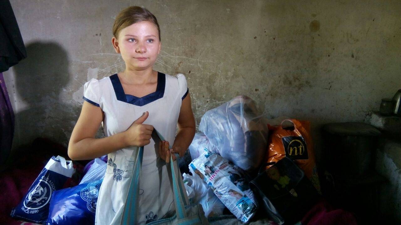 Школьнице Саше подарили школьные принадлежности 