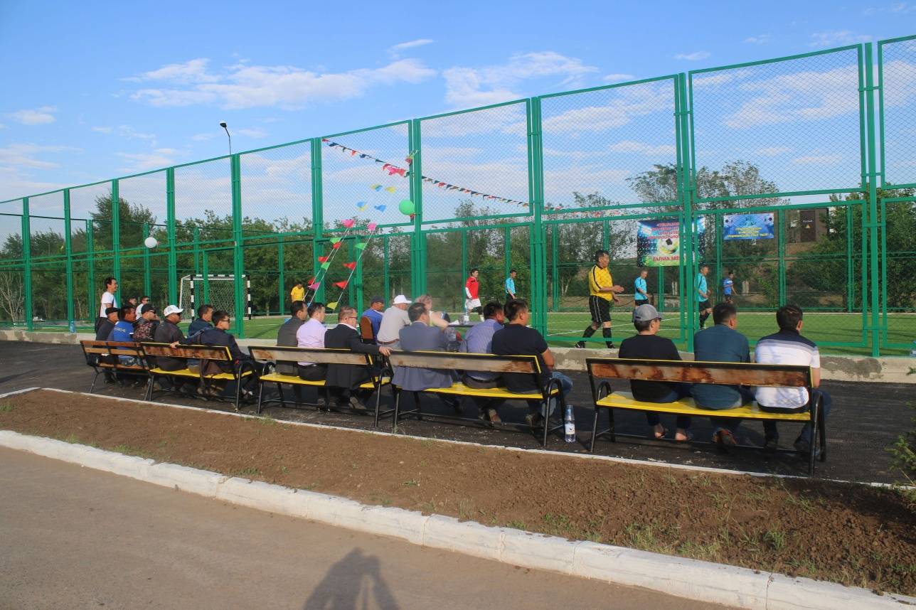 Зрители наблюдают за дружеским матчем