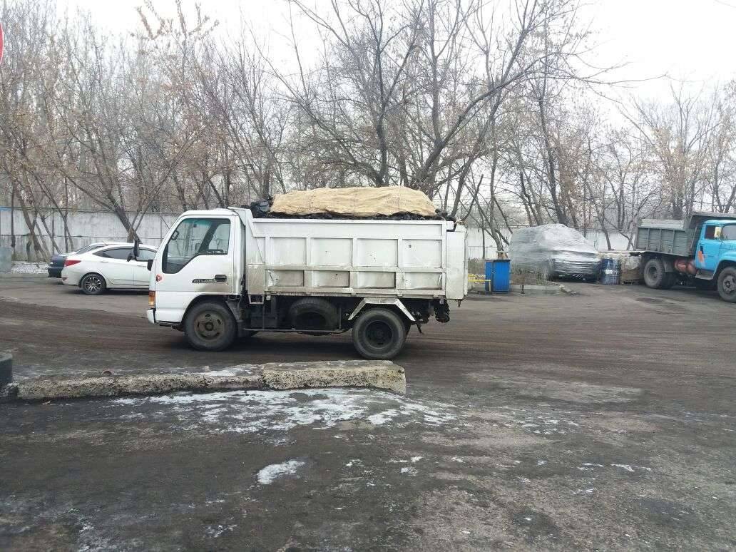 В среднем загрузка самосвала длится несколько минут. Однако на базу одновременно запускают лишь по три-четыре машины