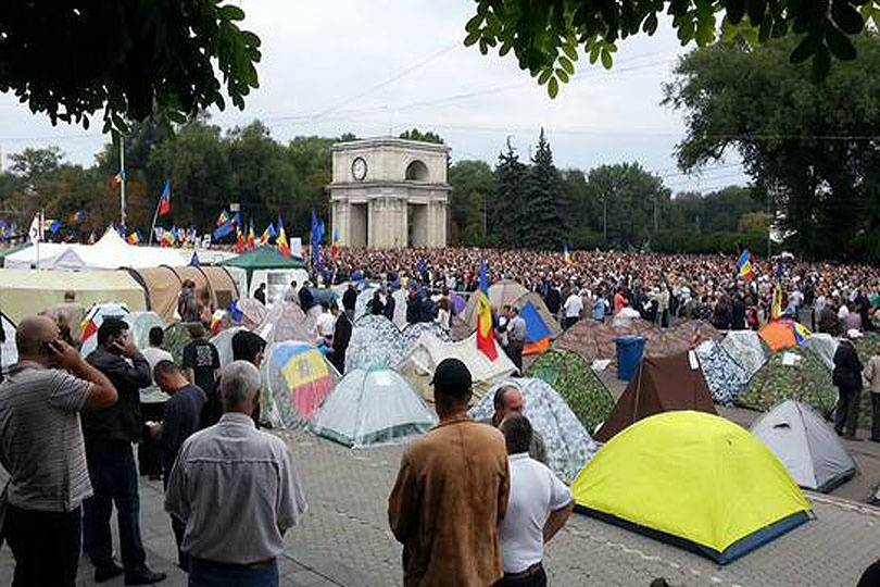 Палаточный городок в центре Кишинёва всё больше напоминает киевский Майдан