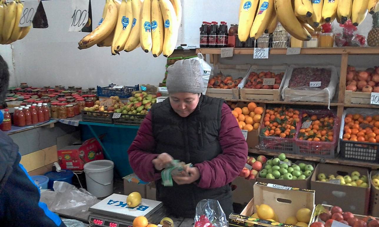 Ещё в пору своей юности Айжан под настроение упросила отца дать ей пересчитать выручку. Ароматы купюр, побывавших в разных руках, открывали ей окно в новый, неведомый мир.