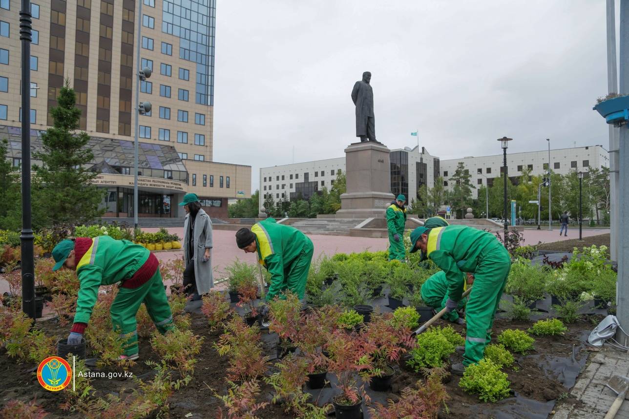 2500 саженцев многолетних растений высадили в Астане