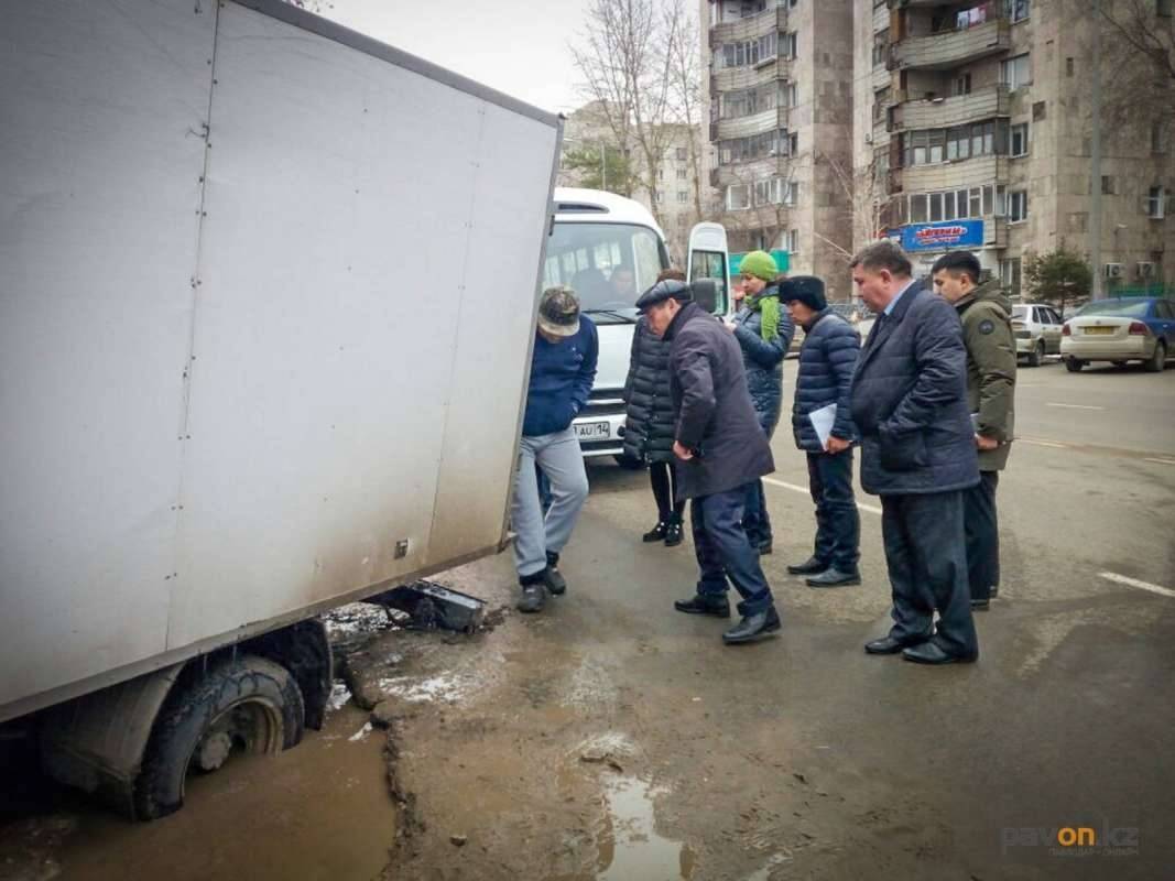 Машину делегация из чиновников вытолкать не смогла