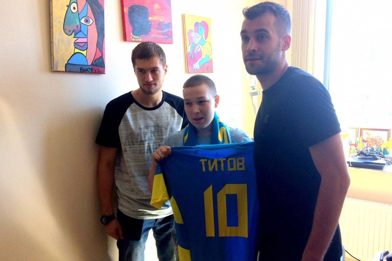 Игроки "Астаны" подарили своему фанату именную футболку