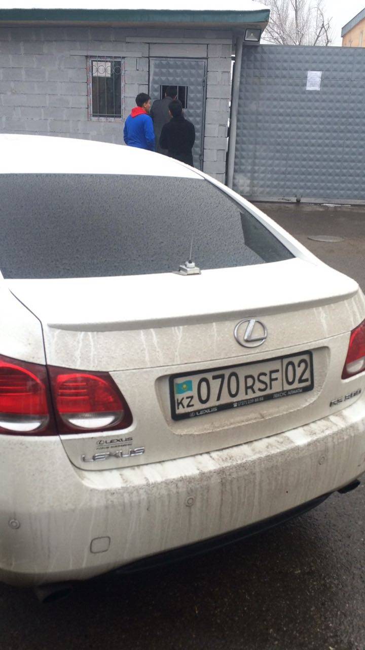 Водитель на момент остановки сидел за рулём Lexus