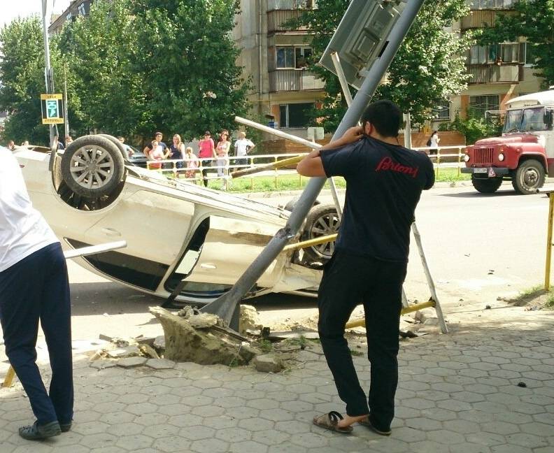 Audi после столкновения врезалась в опору светофора.