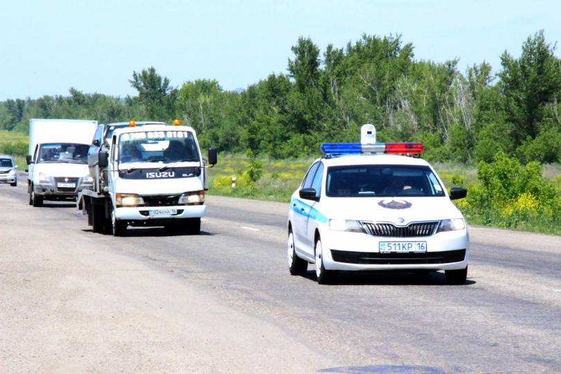 Искорёженный седан провезли по Усть-Каменогорску