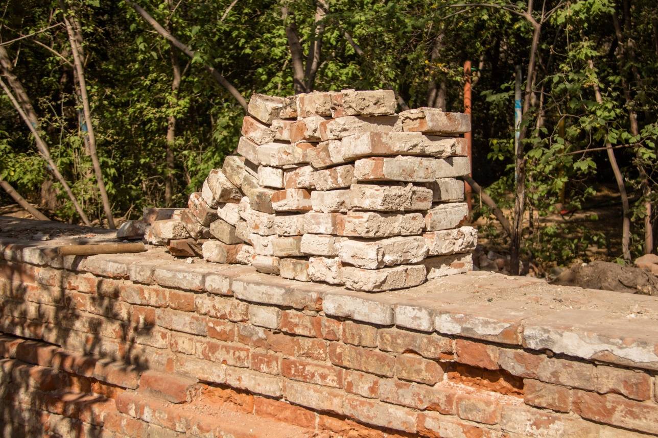 Некоторые из кирпичей старой кладки уже очищены и готовы вновь занять своё место