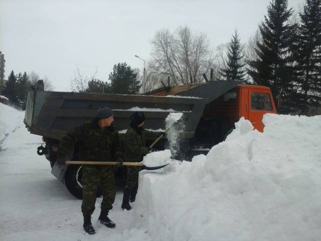 Вместо гидрантов в руках у пожарных лопаты и ломы