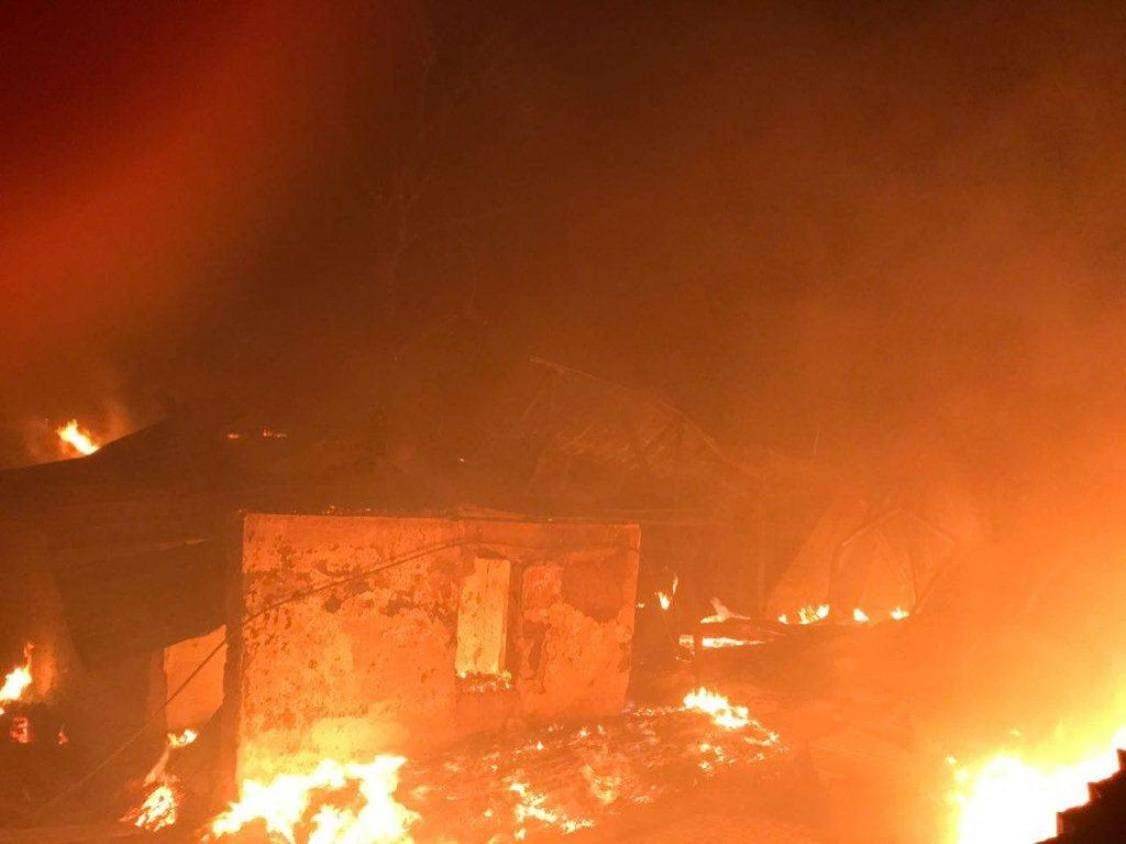 Огонь быстро распространился на близрасположенные дома