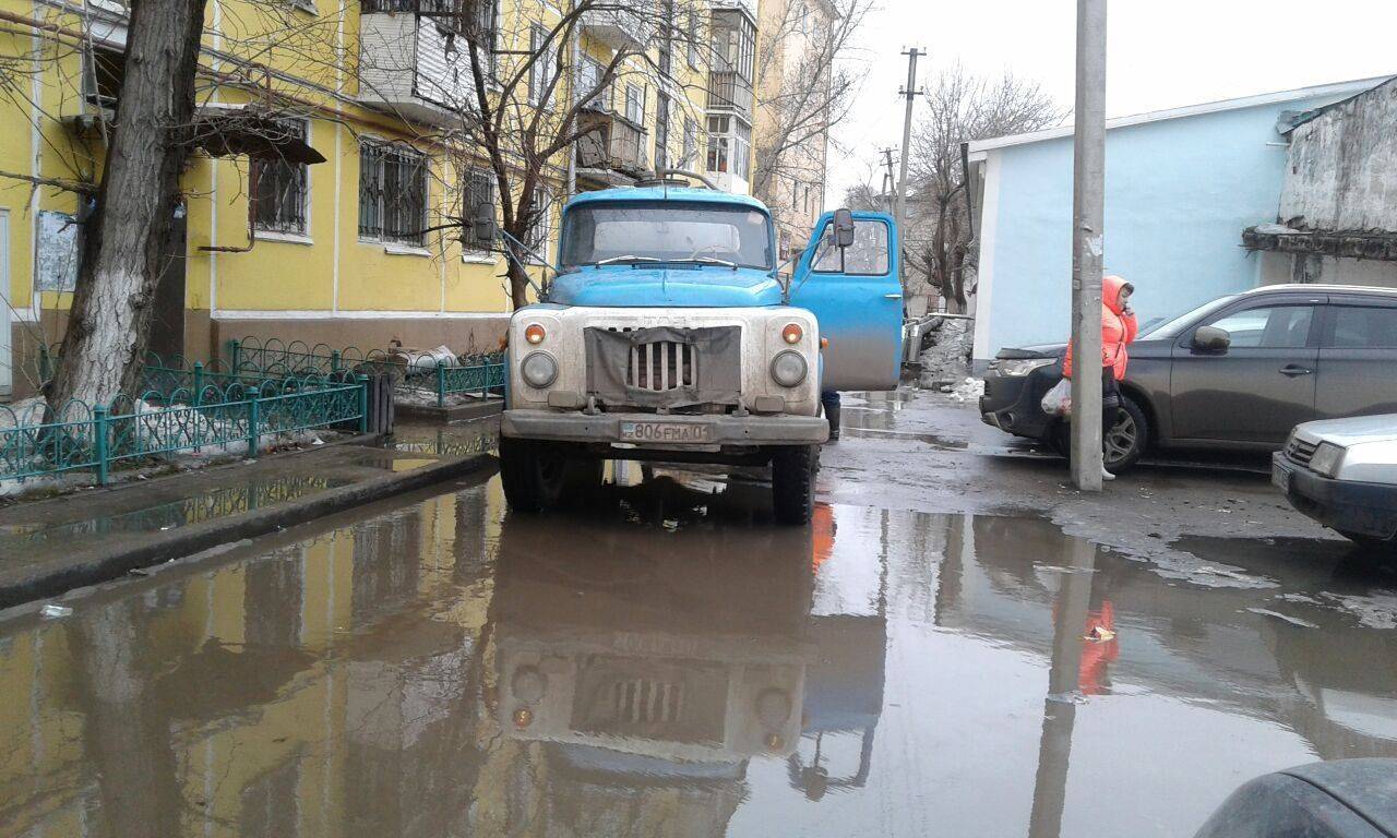 Воду откачивают во дворах и на центральные улицах