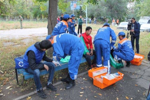 Во дворе дома жителям сразу оказали медпомощь