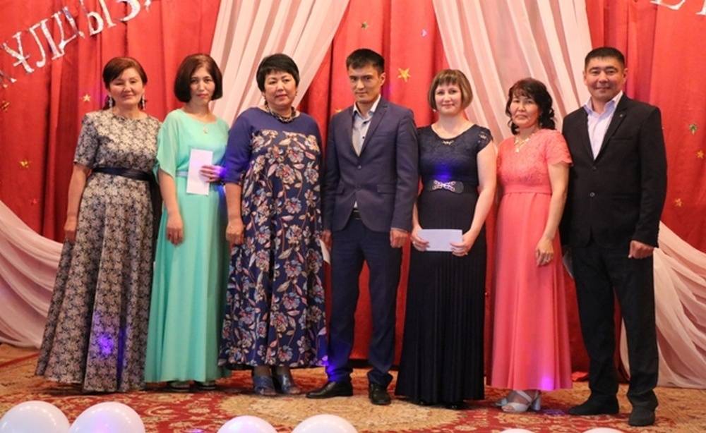 Предприниматели села Шакат поощрили учителей школы.