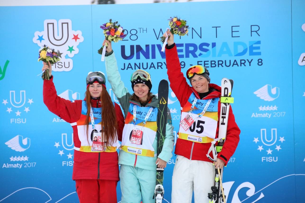 Елизавета Безгодова (слева), Юлия Галышева (в центре) и Катарина Рамсауэр (справа) 