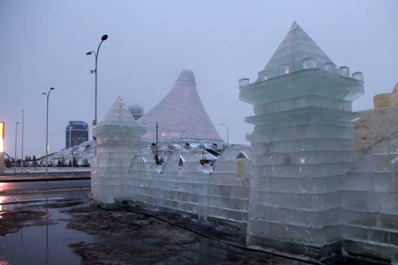 Центральный ледовый городок в Астане расположен рядом с ТРЦ "Хан шатыр", где установлена Главная Ёлка страны