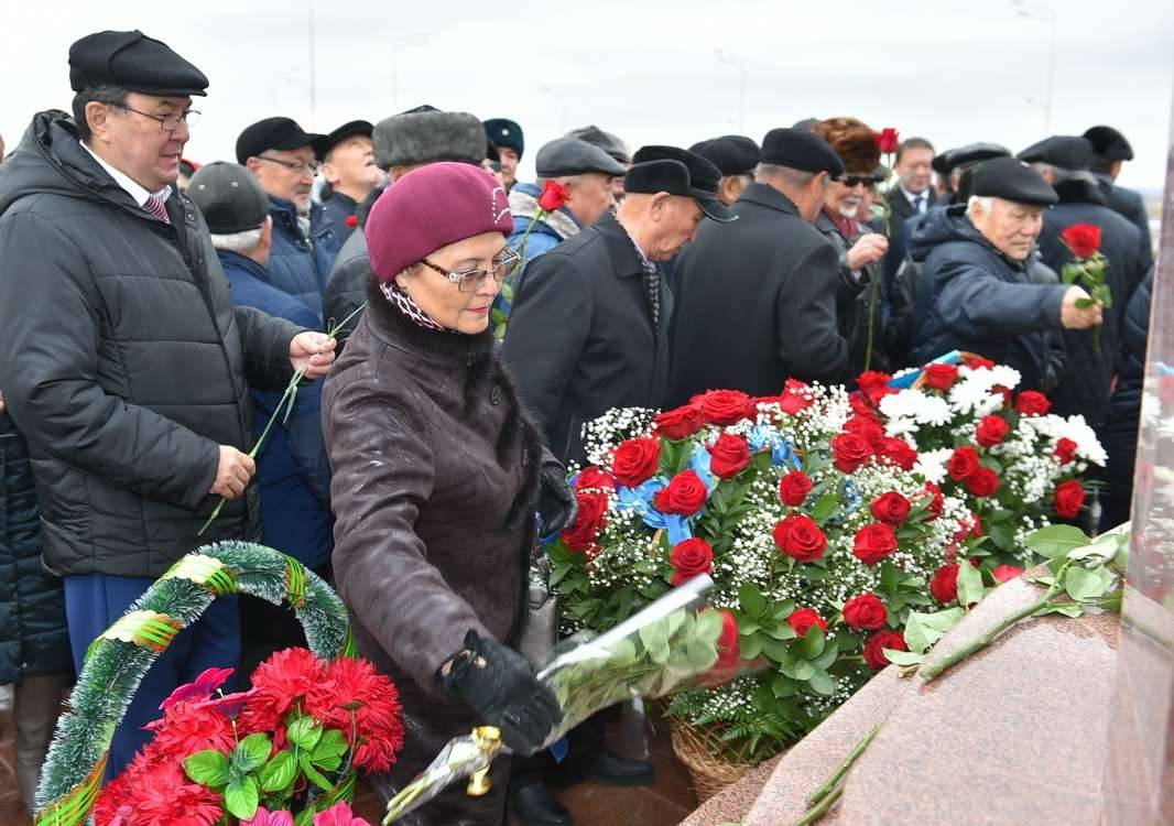 Возложение цветов к памятнику Кожабергена жырау