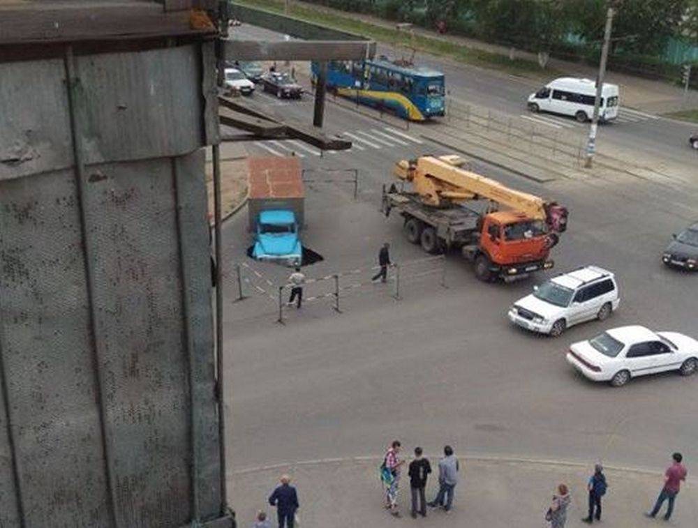 Грузовик провалился передними колёсами под асфальт