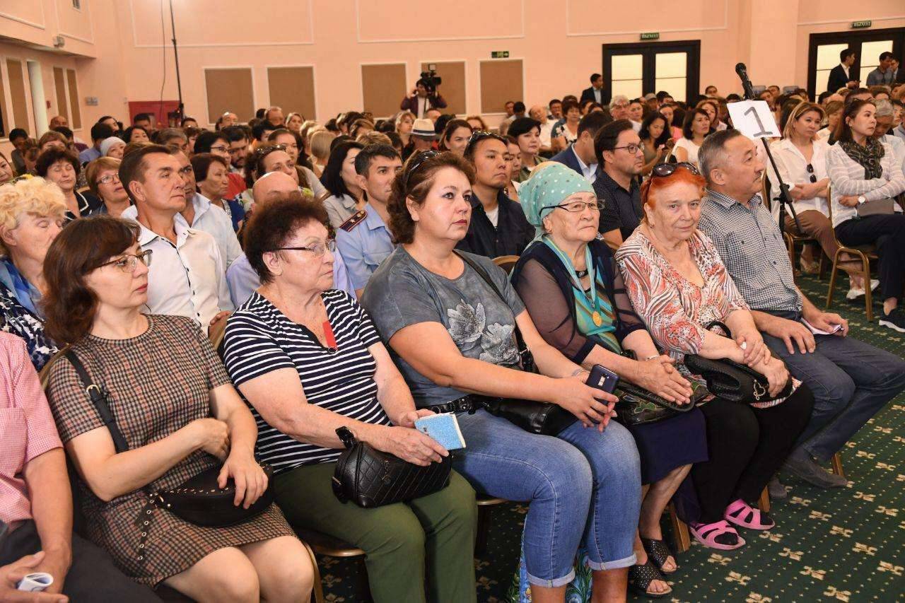 На встречу с акимом пришло много народу