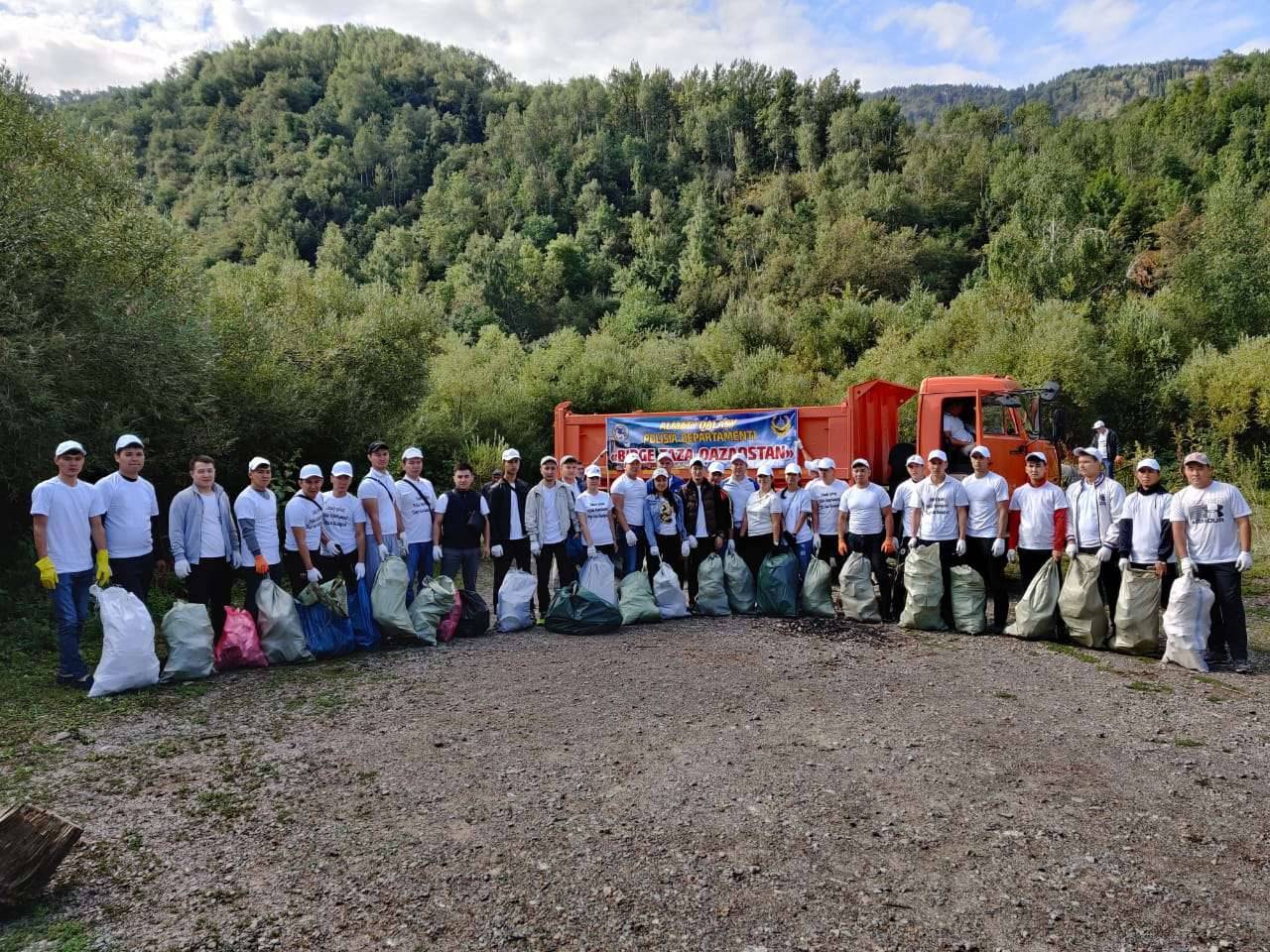 Полицейские убрали побережье реки Малая Алматинка