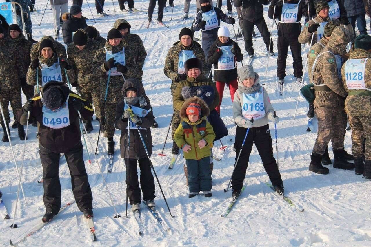 Рядом с опытными лыжниками бежали и дети
