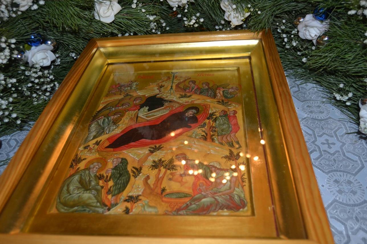 Под хвойной сенью установили праздничную икону