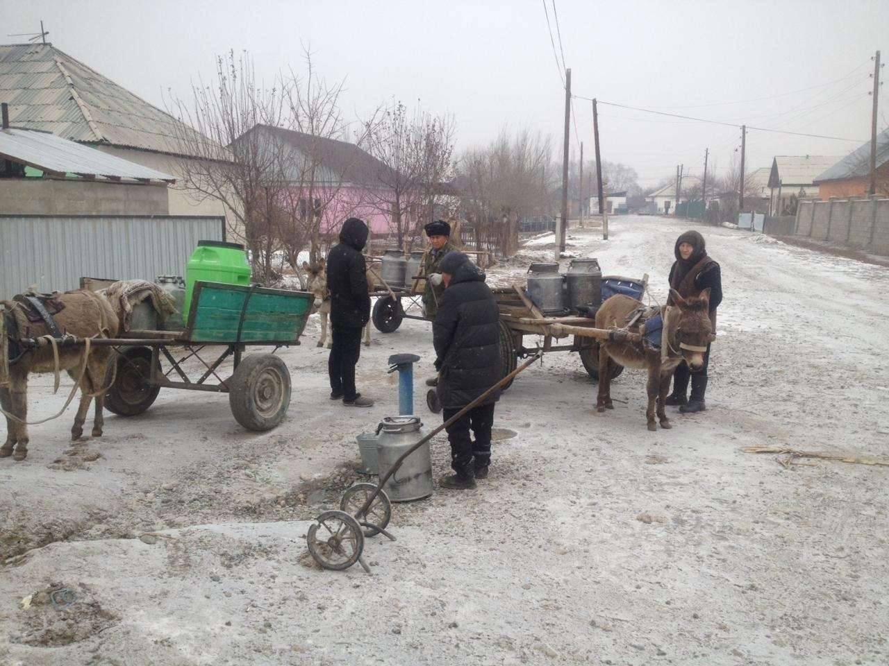 Ауыл адамдары су кезегінде тұр