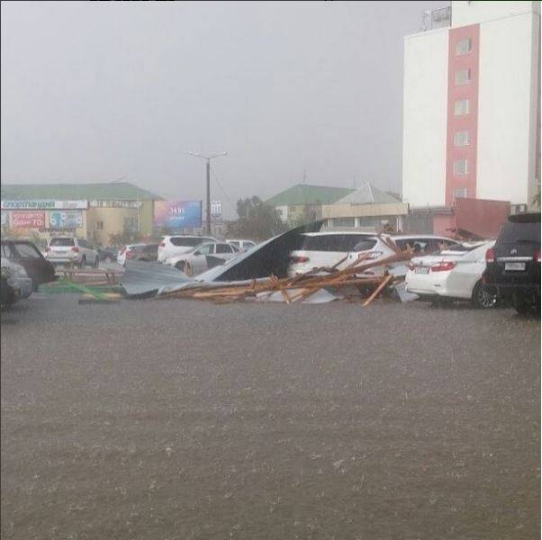 На автомобили одной из стоянок города обрушилась крыша соседнего здания