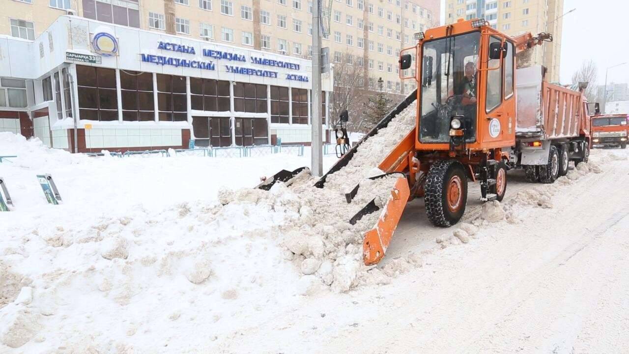 Снежные заторы после бурана в Нур-Султане