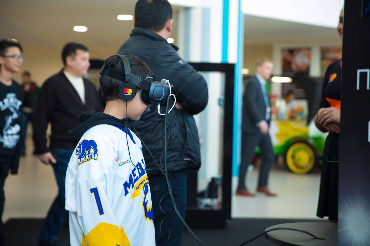 Стенд с очками виртуальной реальности пользовался спросом