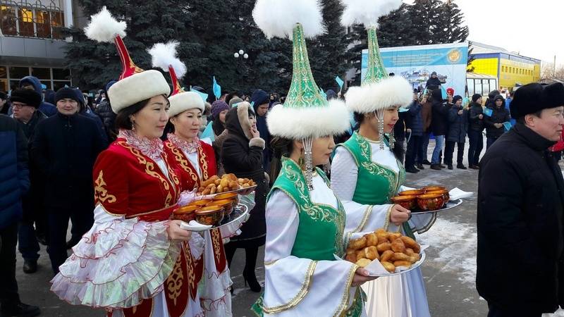 Жители Уральска встречают агитпоезд традиционными баурсаками