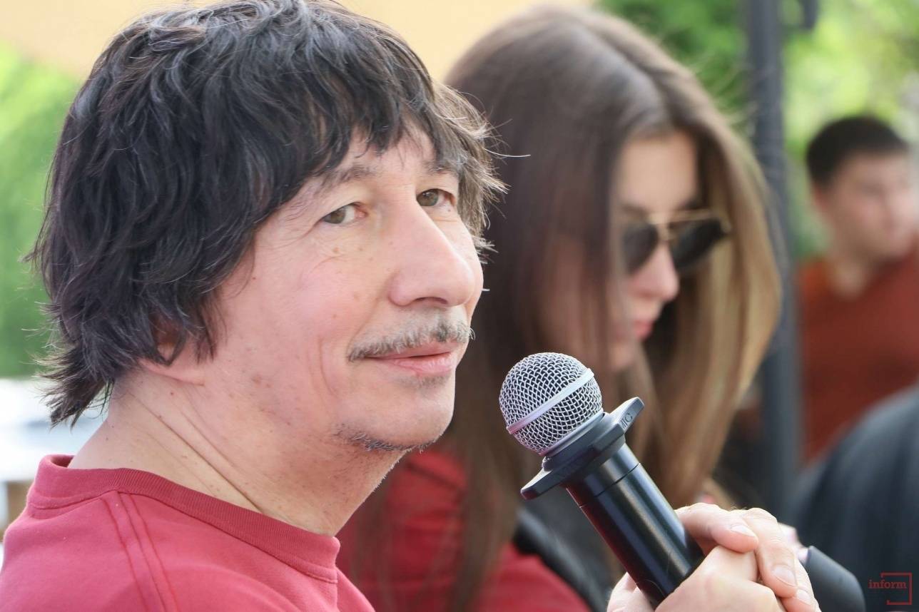 Кети Топурия и Байгали Серкебаев в центре Алматы