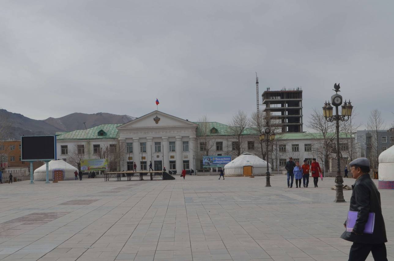 Серік Оспан аға екеуімізді Баянөлгей аймақтық әкмдктің ғимаратындағы қонақ үйге орналастырды. Суретте Аймақ әкімдік ғимараты.