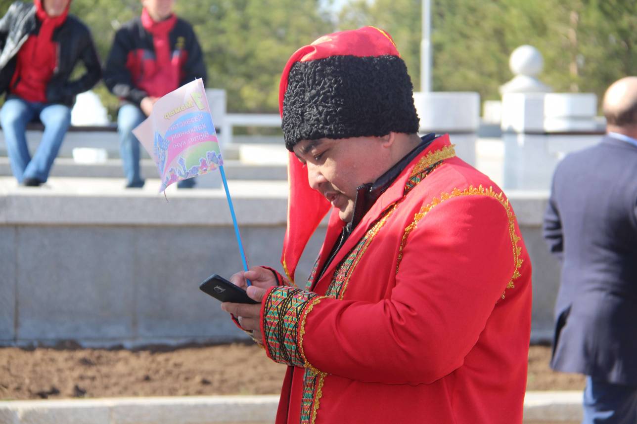 "Ұялы телефонмен мерекелік құттықтау жолдап жатырмын" дейді 