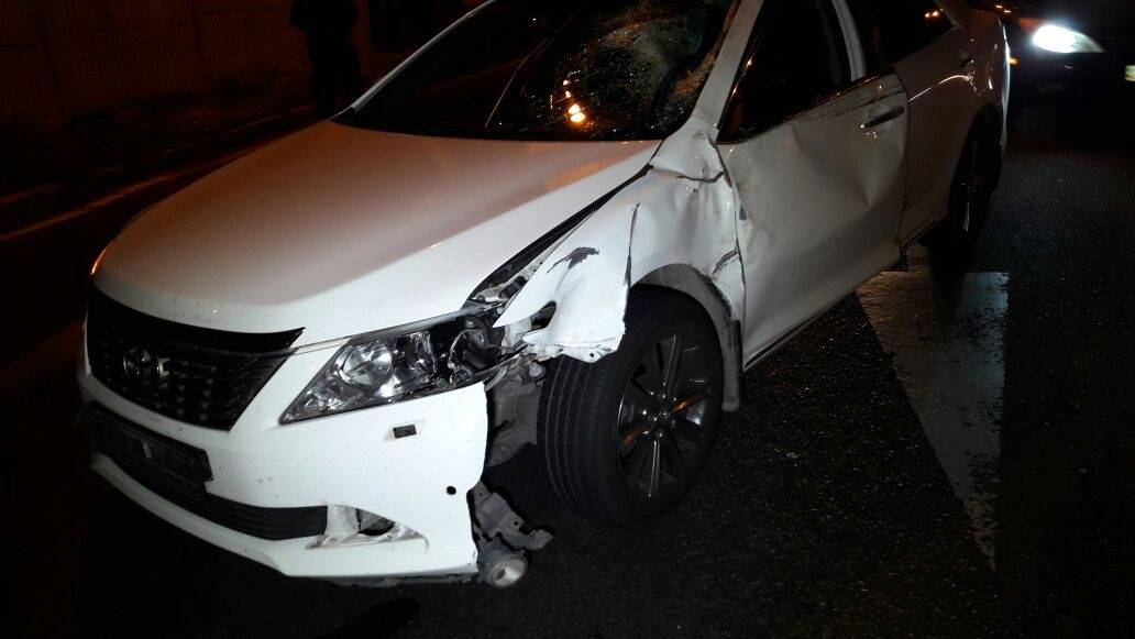 Toyota Camry сбила пешехода возле моста