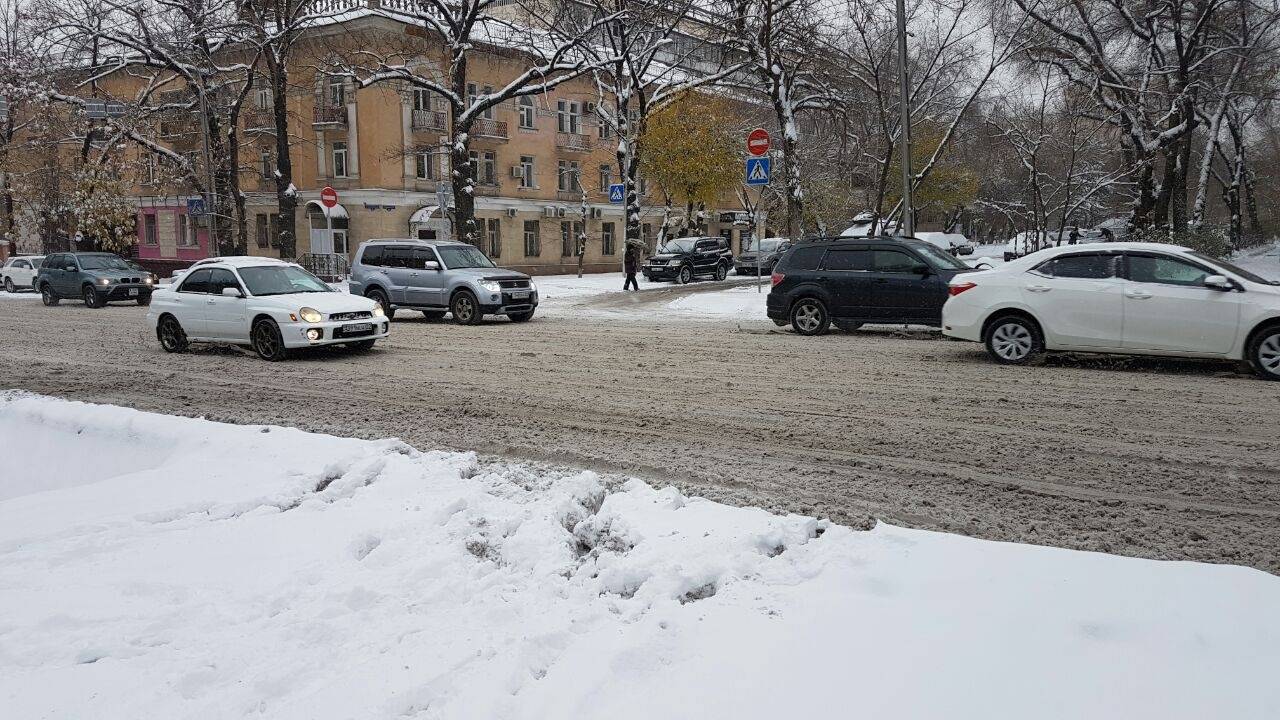 Месиво из грязного снега устилает дороги южной столицы