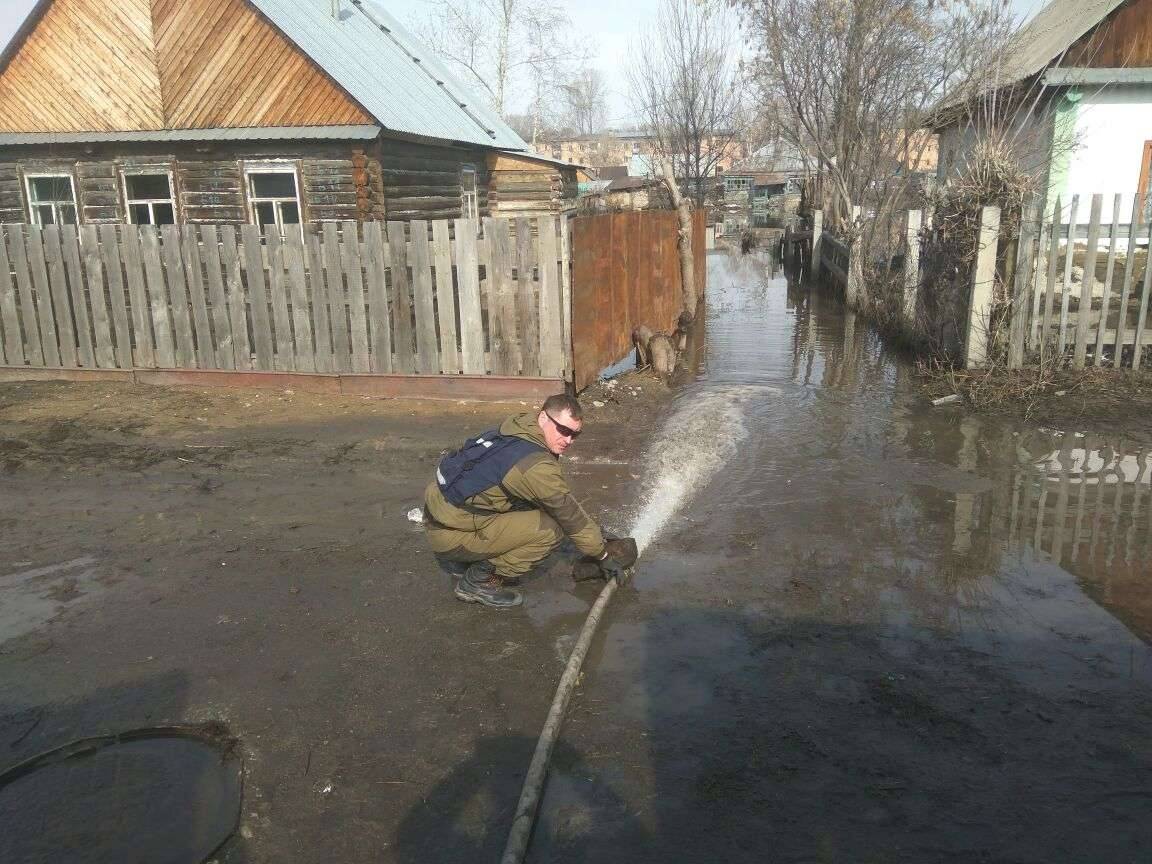 Воду продолжают откачивать из домов