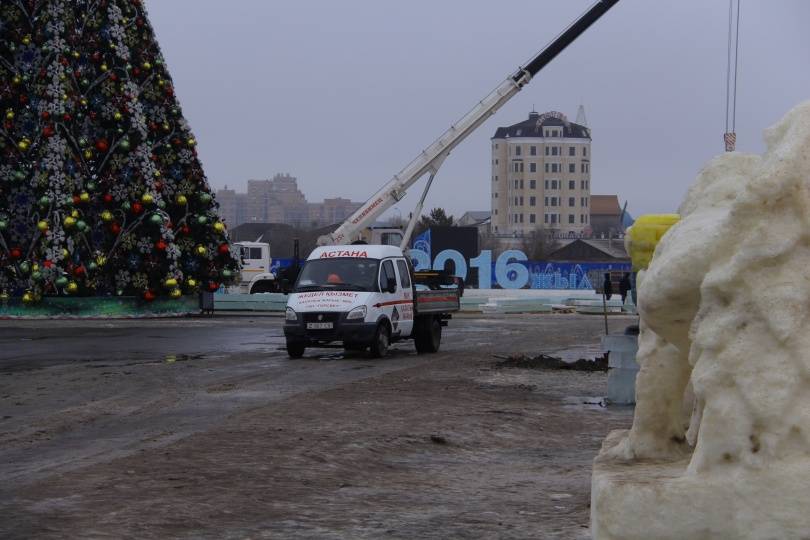 Строители демонтируют ледовый городок