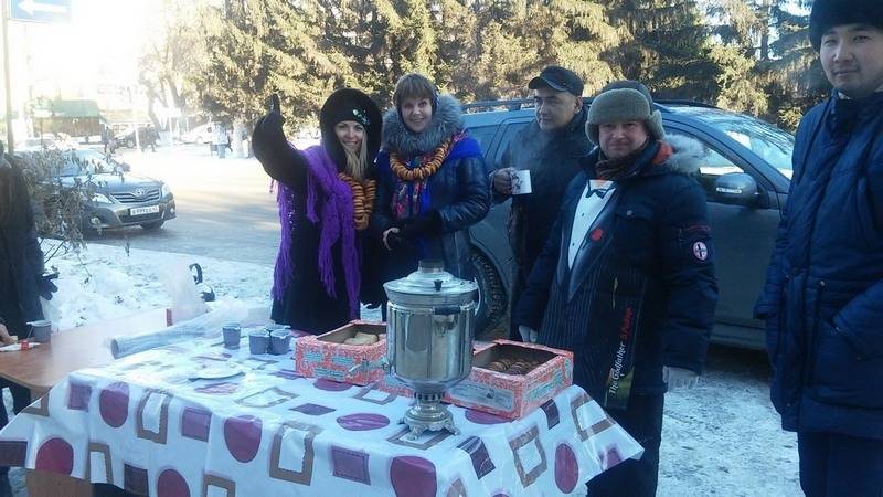 В морозный день организаторы акции поили чаем и угощали сладостями всех желающих