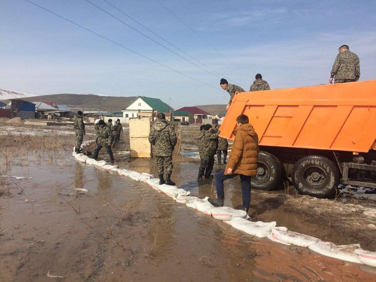 К работам привлекли и солдат